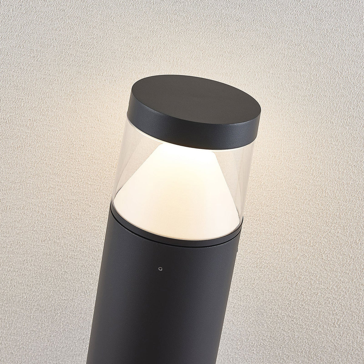 Angled detail of the Darjo Tall Bollard Light head in anthracite aluminium